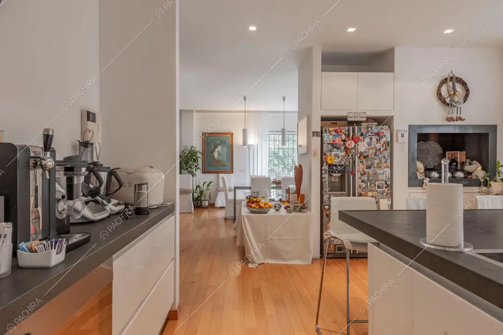 Cucina con isola a vista della villa Bauxite, location in stile moderno a Roma