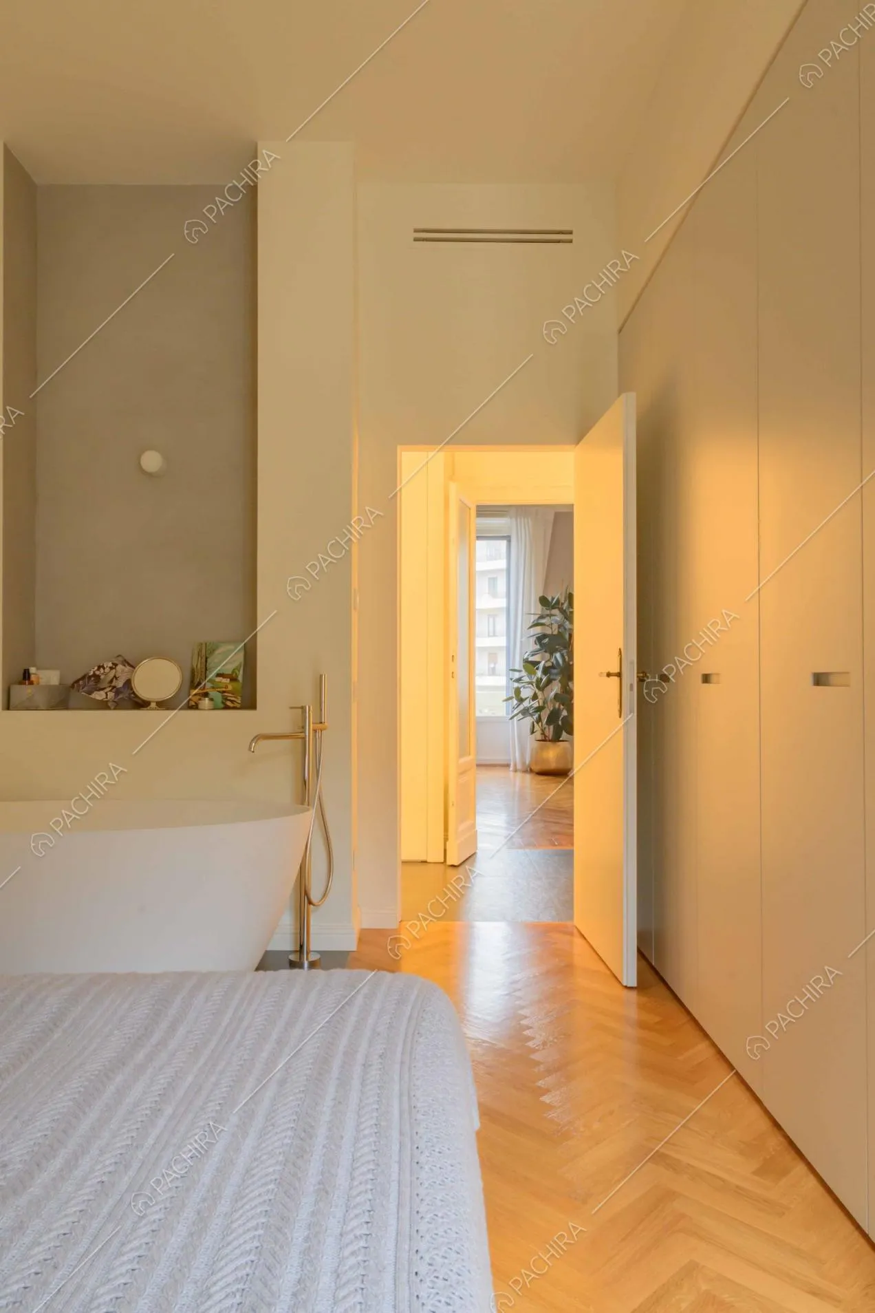 Camera da letto matrimoniale con armadi a muro e vasca da bagno