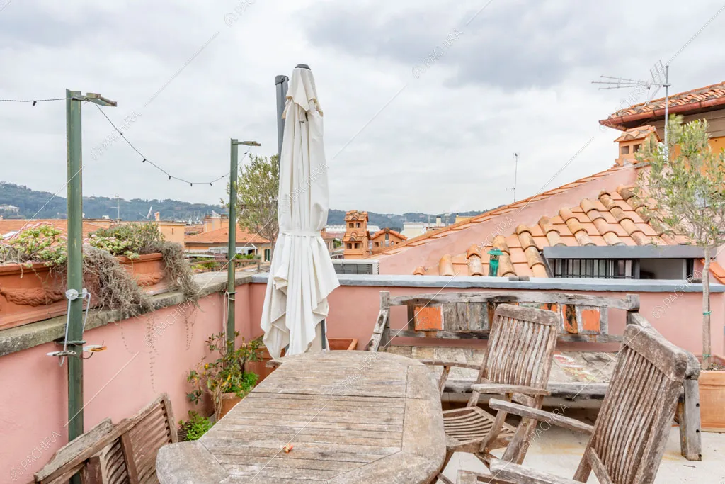 Terrazza con tavolo da pranzo dell'appartamento Uru, location in stile moderno a Roma