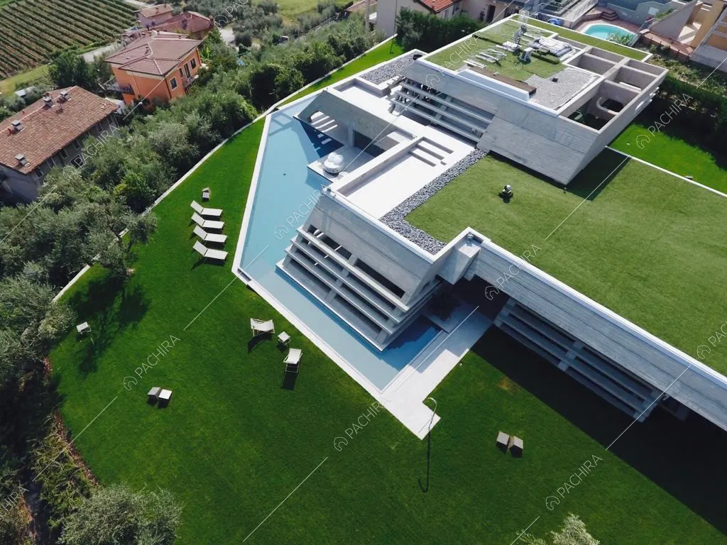 Parte della villa con piscina e giardino vista dall'alto