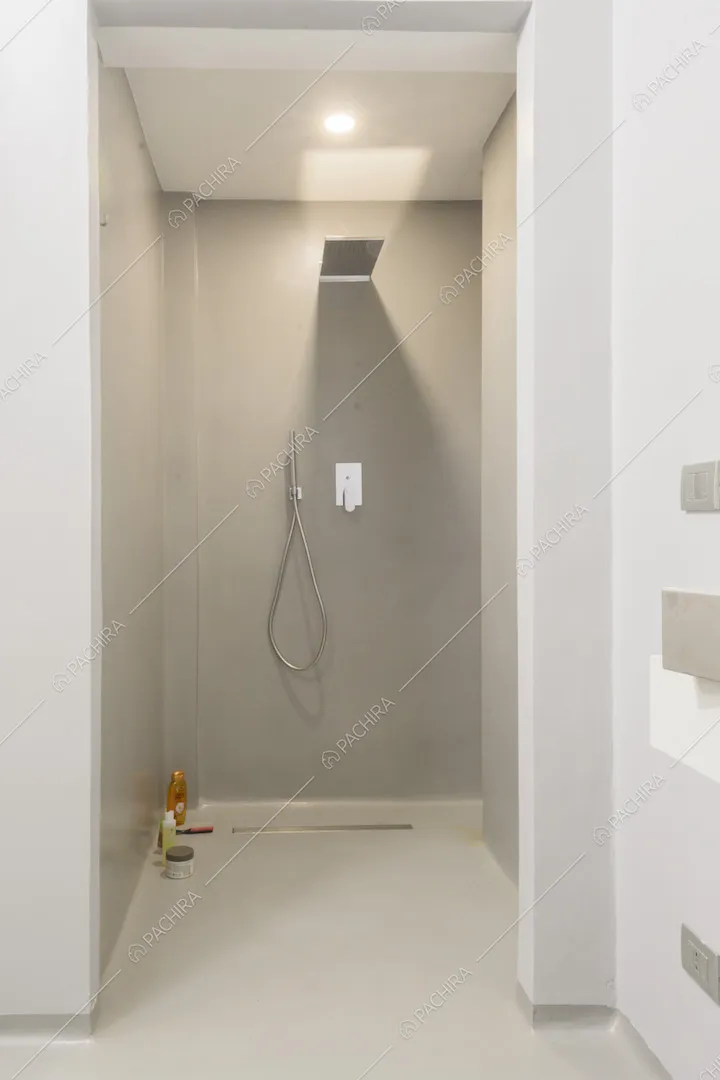 Box doccia con pareti color grigio chiaro
