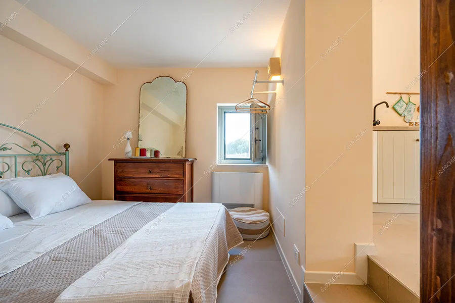 Camera da letto della villa Sahel, location in stile rustico a Brindisi