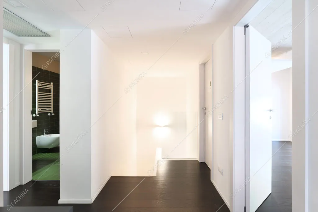 Atrio con pavimento nero in parquet dell'espositivo Apocino, location in stile contemporaneo a Milano