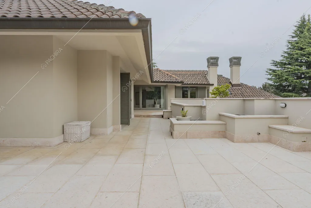 Grande terrazza della villa Bris, location in stile contemporaneo a Torino