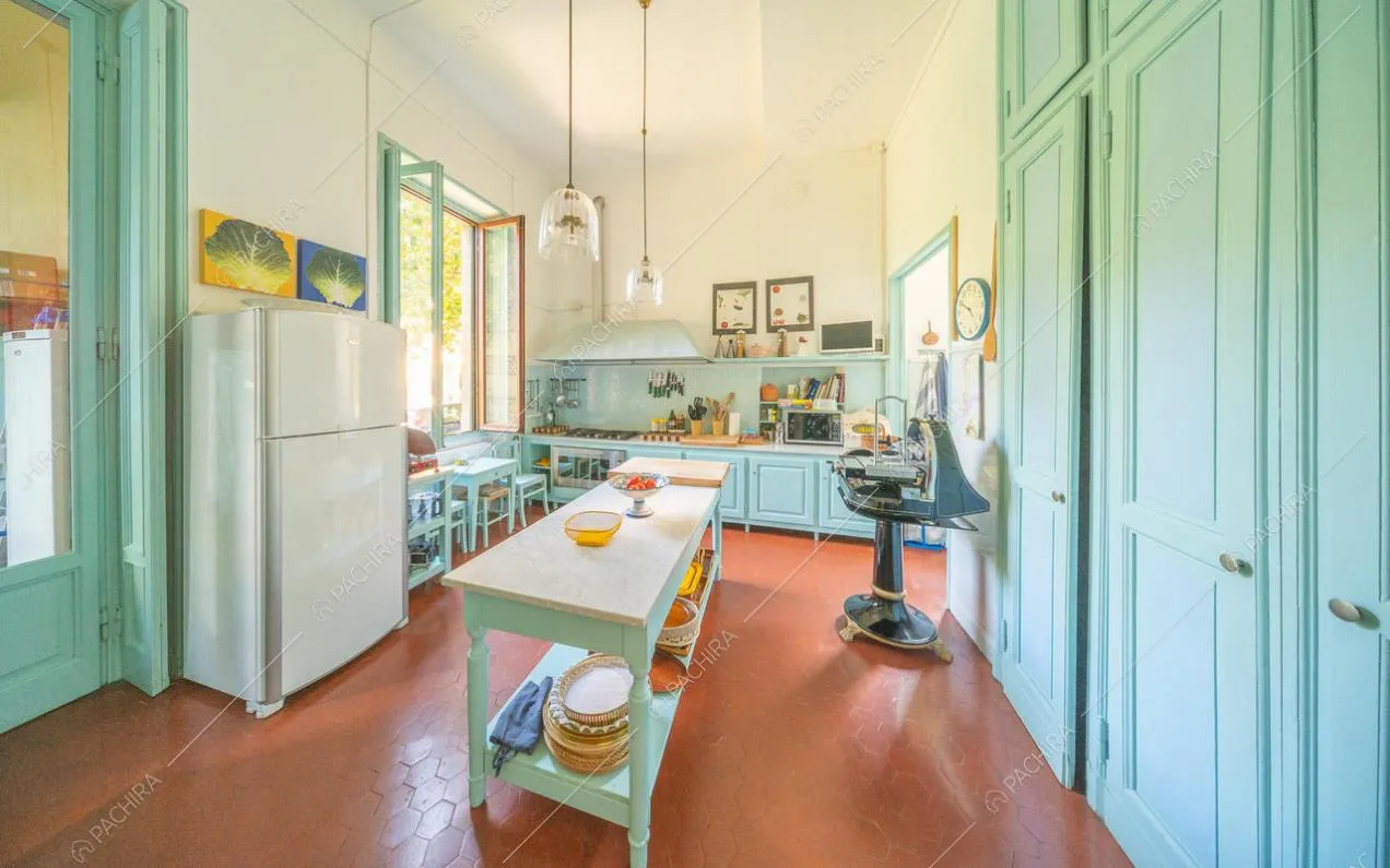 Grande cucina in stile vintage dalle tonalità azzurre