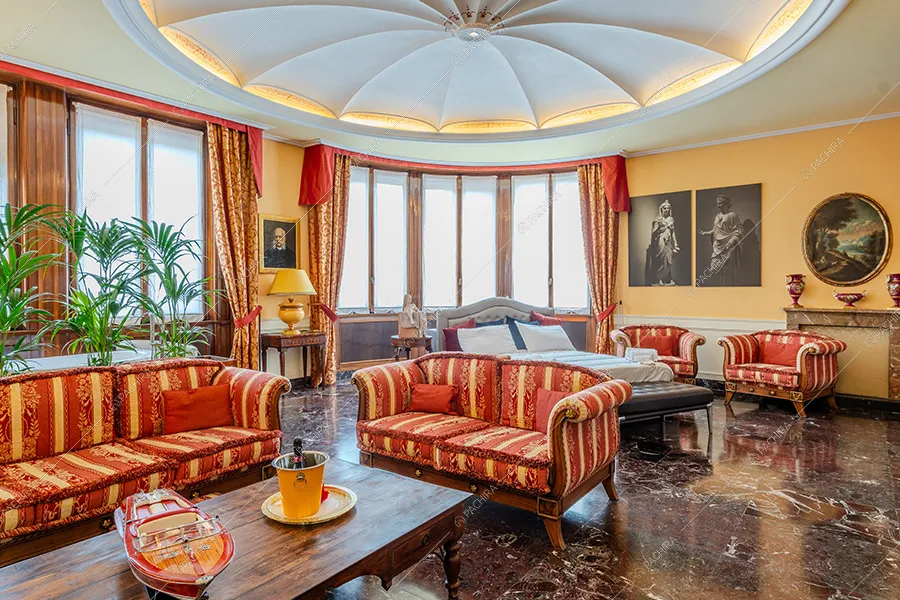 Camera da letto della villa Lentisco, location in stile classico a Varese