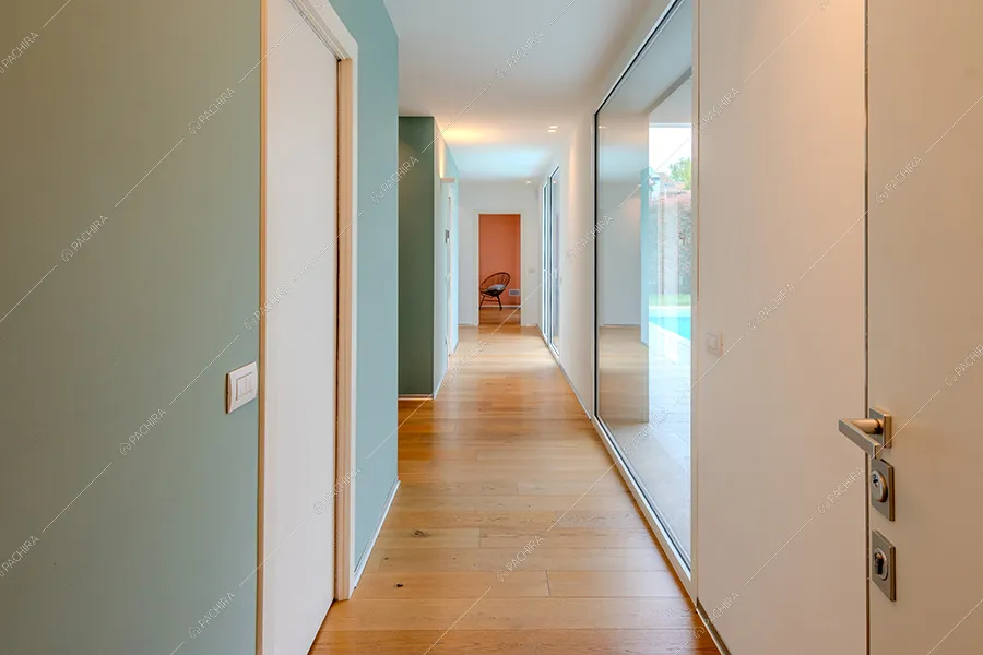 Corridoio della villa Daintree, location in stile moderno a Varese
