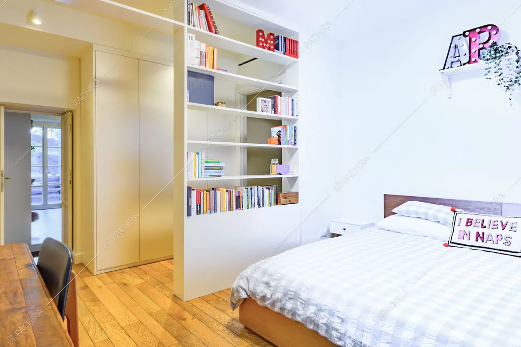 Libreria nella camera da letto dell'appartamento Tramontana, location in stile contemporaneo a Milano