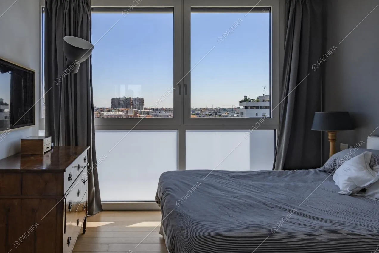 Camera dal letto con grande finestra