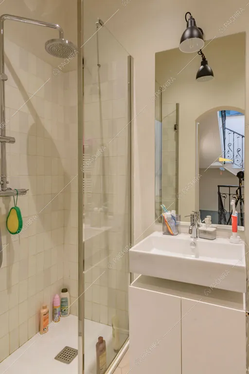 Bagno con box doccia della villa Kharan, location in stile contemporaneo a Milano
