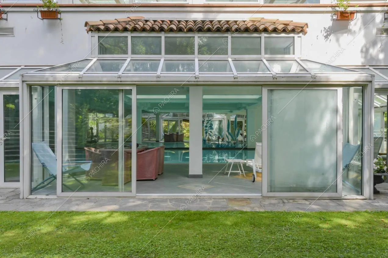 Accesso alla piscina al chiuso dalle porte-finestre scorrevoli