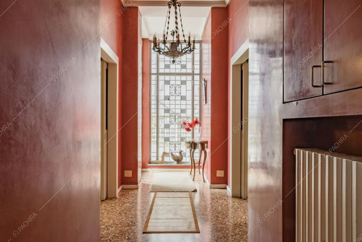 Ingresso di tonalità rossa