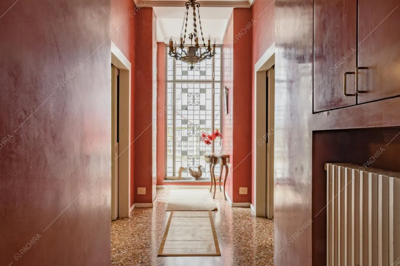 Ingresso di tonalità rossa