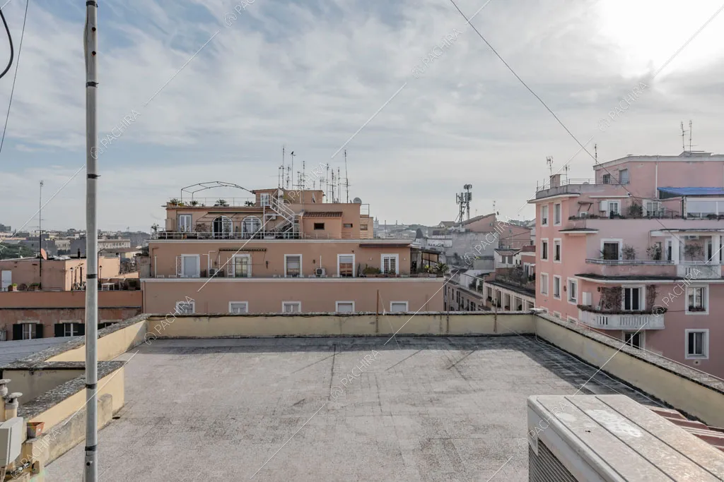Terrazza con vista dell'appartamento Kamala, location in stile contemporaneo a Roma