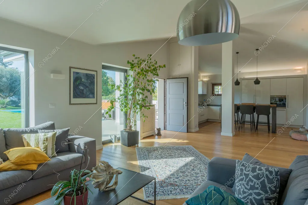 Zona living della villa Tagliamento, location in stile contemporaneo a Roma