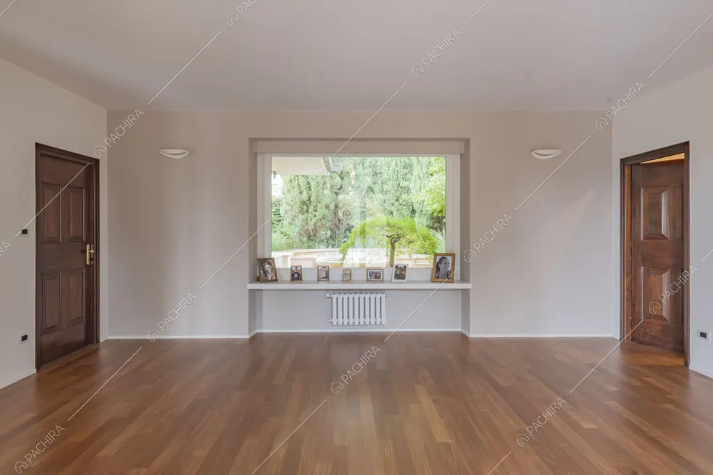 Atrio con pareti bianche della villa Bris, location in stile contemporaneo a Torino