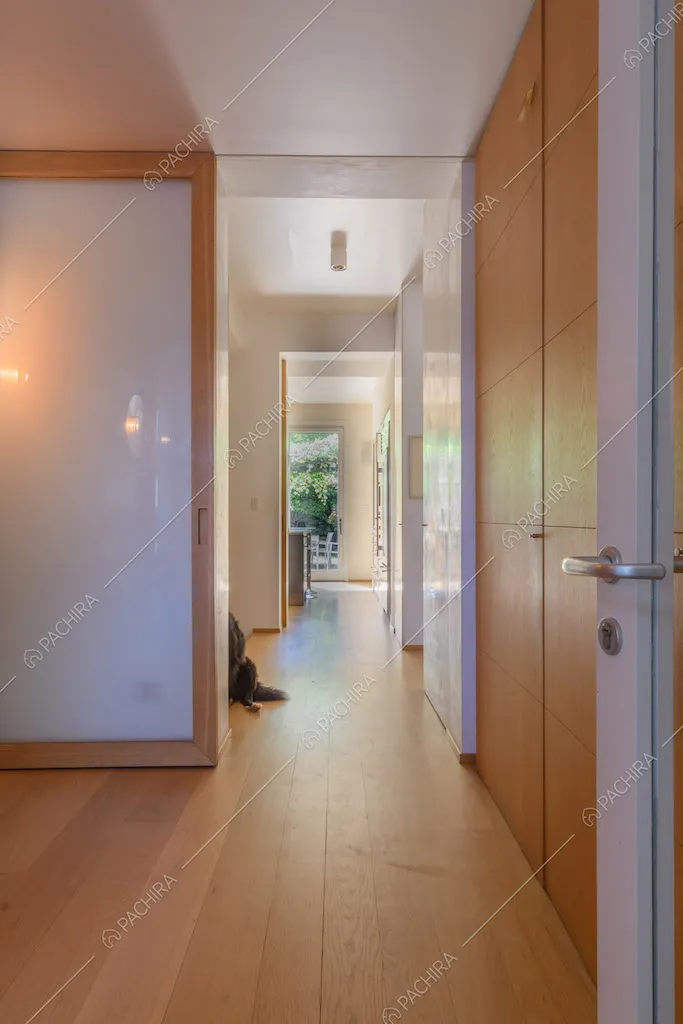 Pavimento in parquet e pareti bianche nel luminoso corridoio
