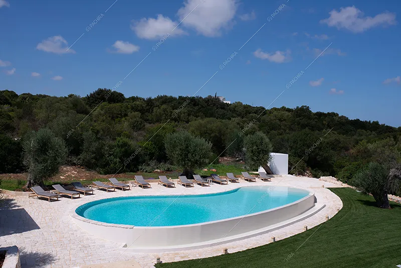 Piscina della masseria Athos, location in stile rustico a Brindisi