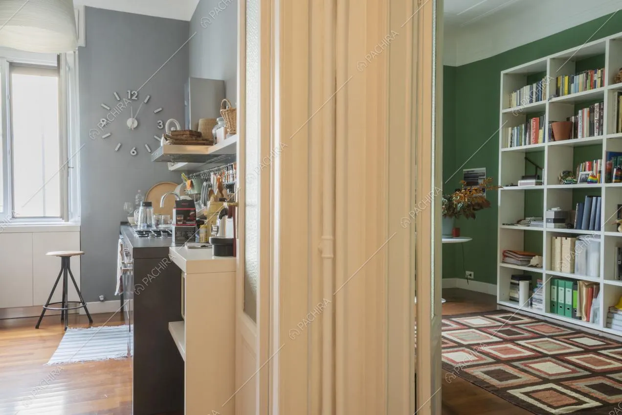 Vista su cucina e libreria della Location Bergenia
