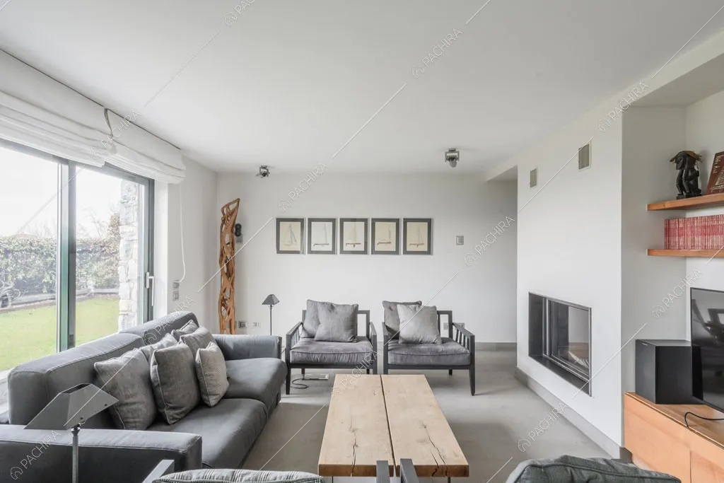 Salotto con pareti bianche della villa Roveja, location in stile contemporaneo a Como