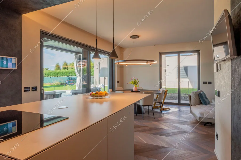 Cucina a isola della villa Warta, location in stile contemporaneo a Monza
