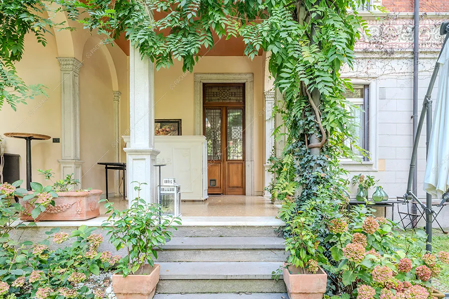Portico della villa Rainier, location in stile liberty a Milano