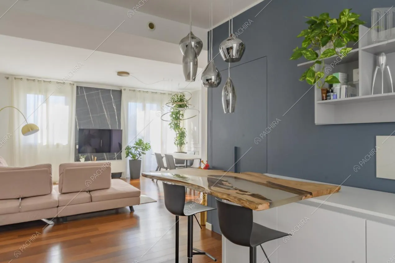 Cucina a vista con bancone in legno e sgabelli