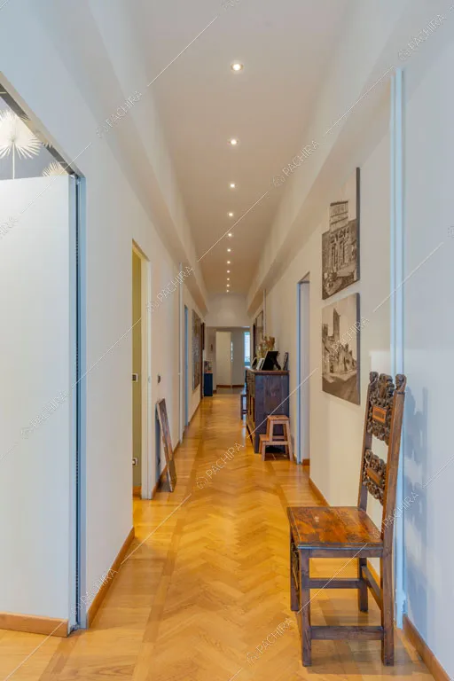 Corridoio dell'appartamento Yalu, location in stile contemporaneo a Roma