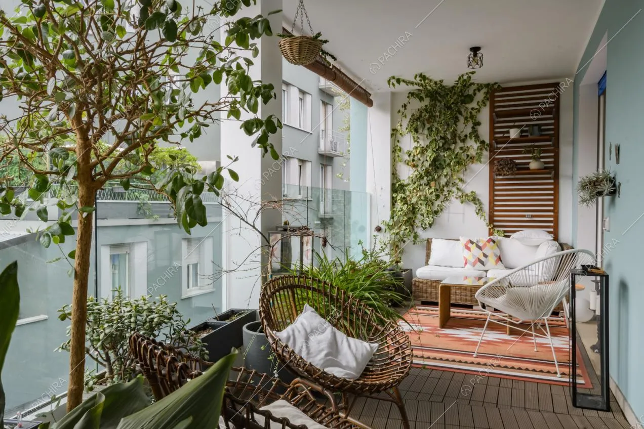 Sedute, divanetto e piante verdi sulla terrazza