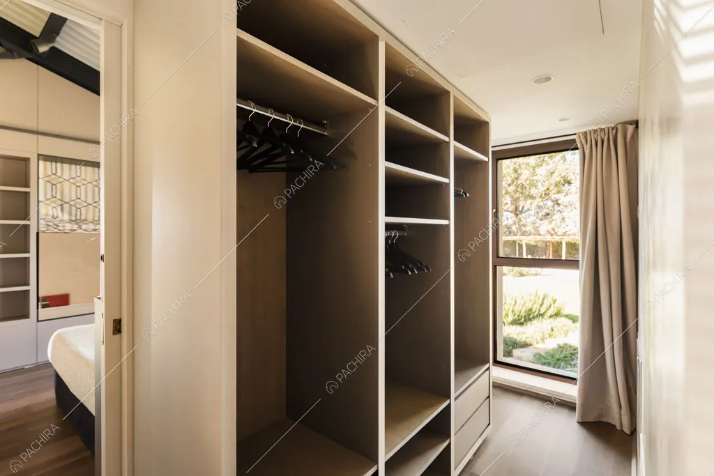 Cabina armadio della villa Gypsum, location in stile moderno a Grosseto