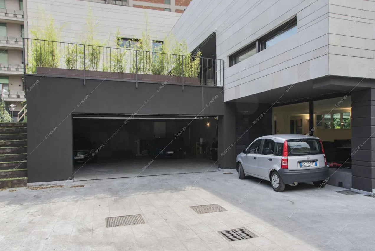 Vista sull'ingresso del garage e su una porta-finestra scorrevole