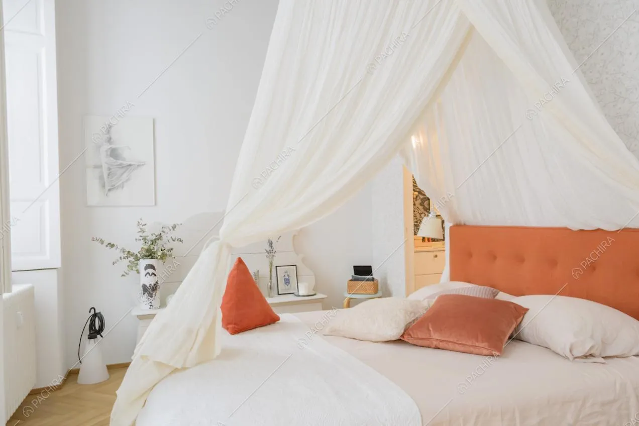 Camera da letto matrimoniale con letto a baldacchino