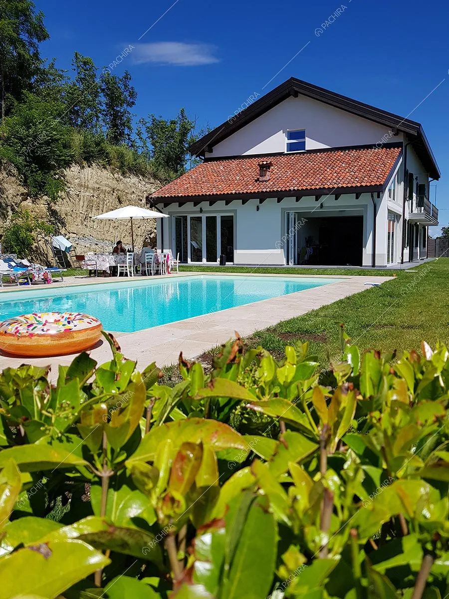 Piscina della villa Baffin, location in stile moderno ad Alessandria
