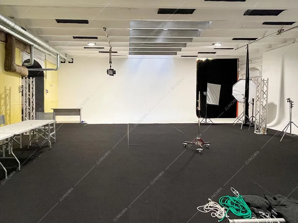 Open space del teatro di posa Erebus, location in stile contemporaneo a Roma