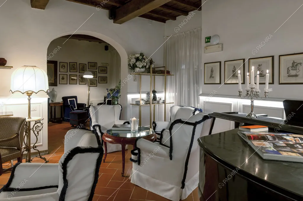 Poltrone bianche e nere nel salotto dell'hotel McKinley, location in stile classico a Firenze