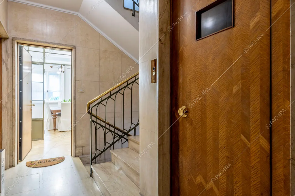 Pianerottolo dell'appartamento Capsico, location in stile contemporaneo a Milano