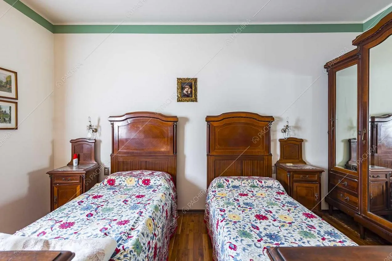 Camera da letto della villa Archibusa, location in stile classico a Como