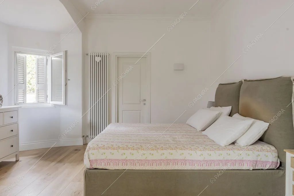 Camera da letto matrimoniale della villa Pino Mugo, location in stile moderno a Roma
