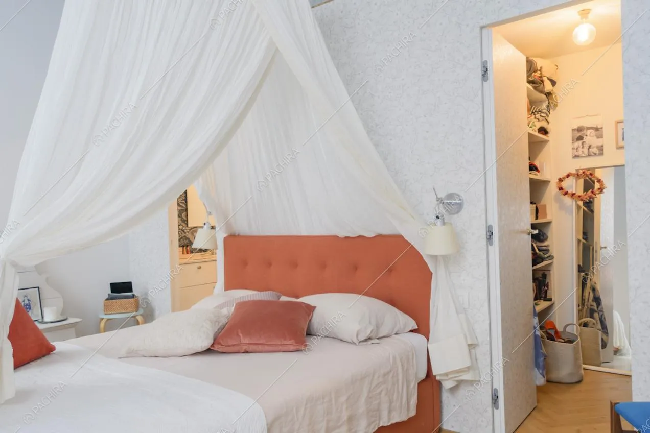 Camera da letto con carta da parati e cabina armadio