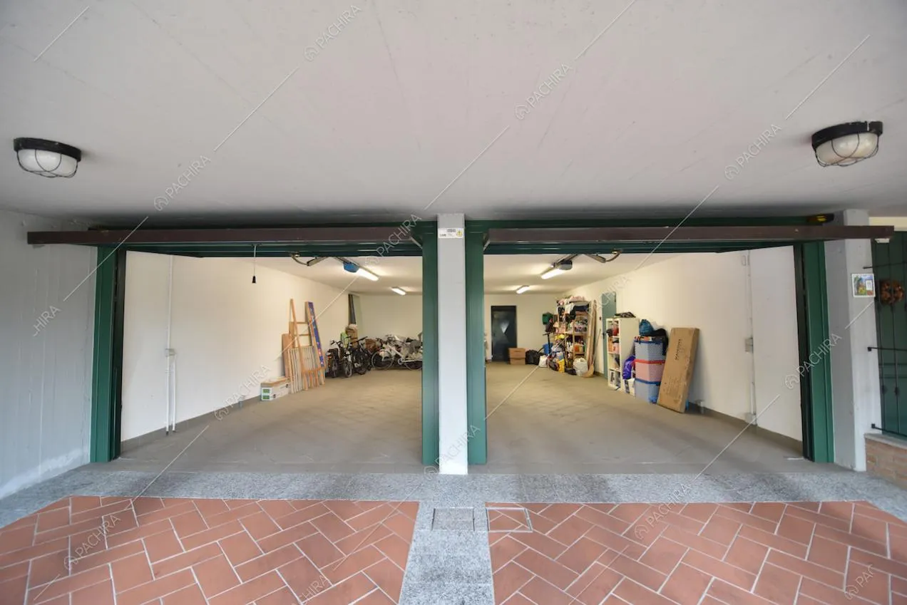 I due ampi garage della Location Cocola