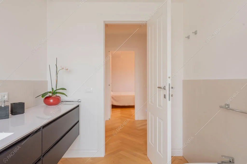 Pavimento in parquet nel bagno della villa Murray, location in stile contemporaneo a Roma