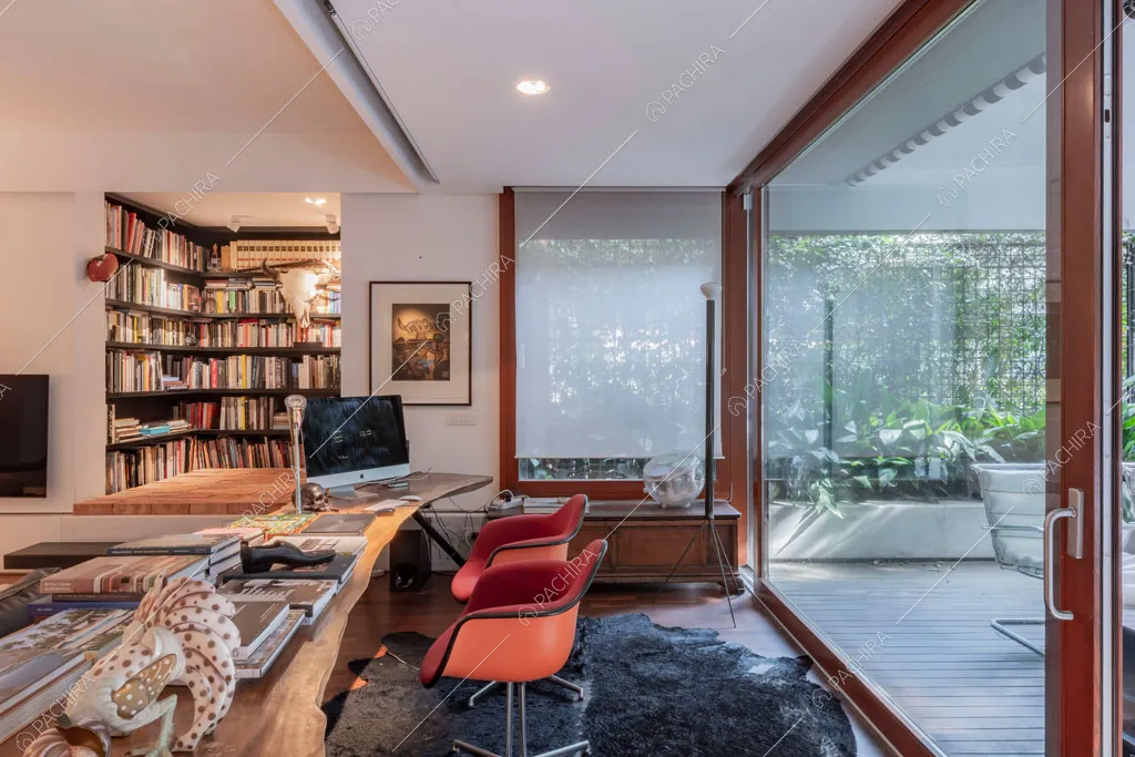 Vetrate nella sala dell'appartamento Carpentaria, location in stile contemporaneo a Roma