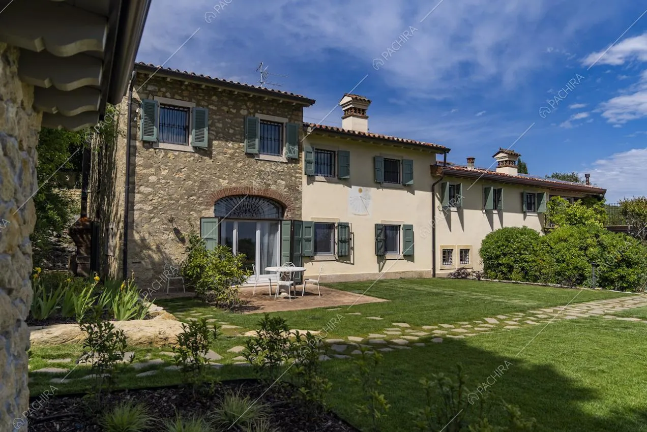 Angolo di giardino con prato, tavolino e sedie