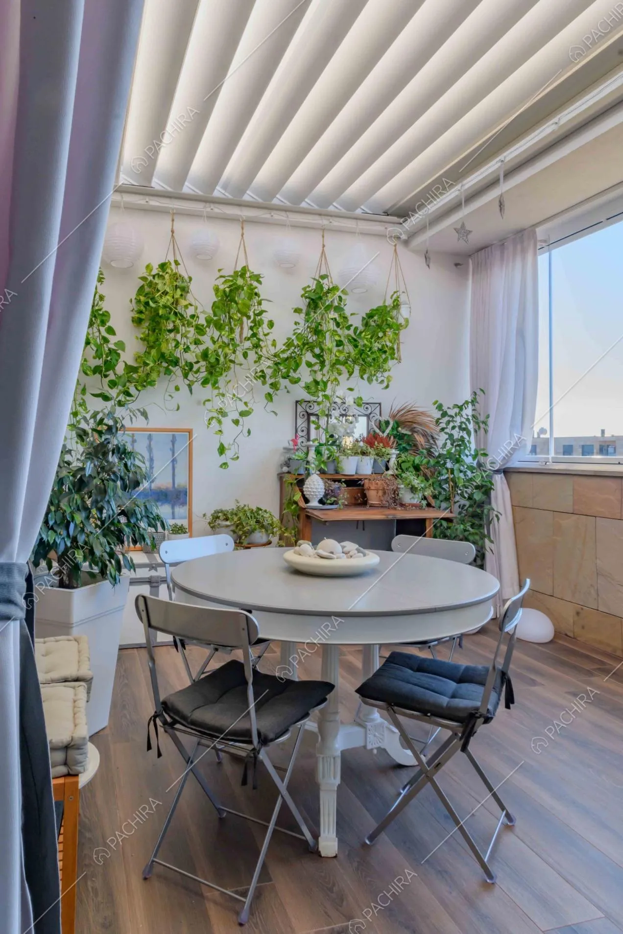 Tavolo da pranzo nella veranda con pavimento in parquet
