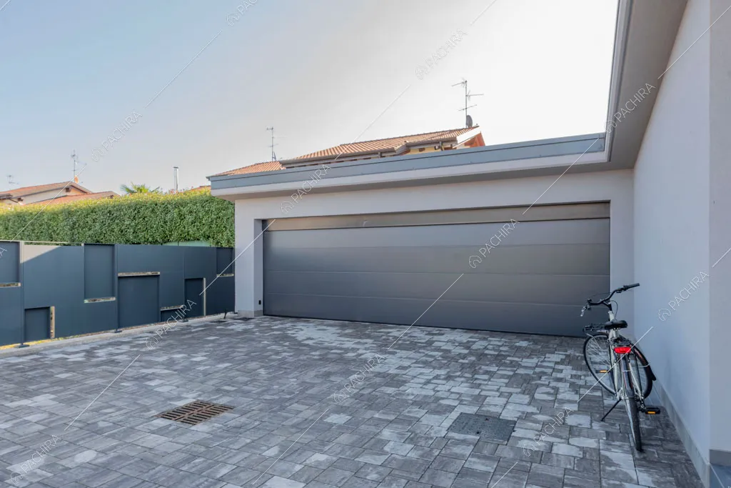 Garage della villa Warta, location in stile contemporaneo a Monza