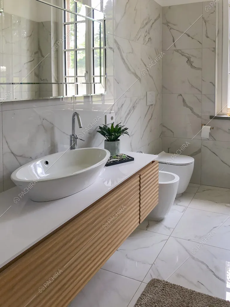 Bagno con arredi moderni e pavimento in marmo