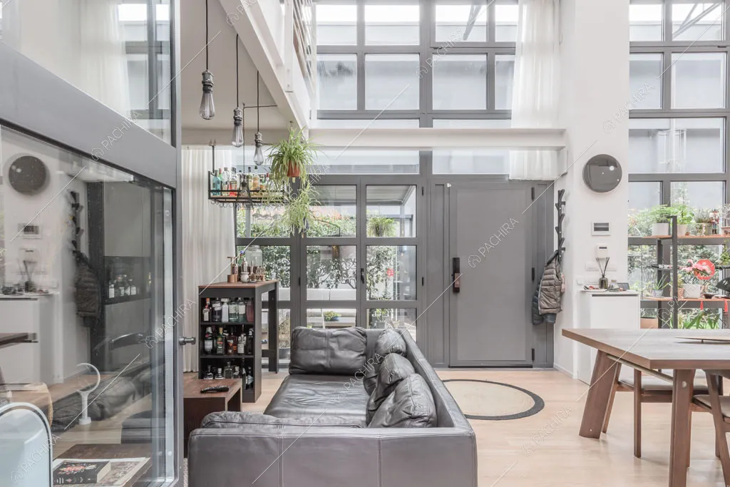 Open space con vetrate industriali del loft Tagus, location in stile contemporaneo a Milano