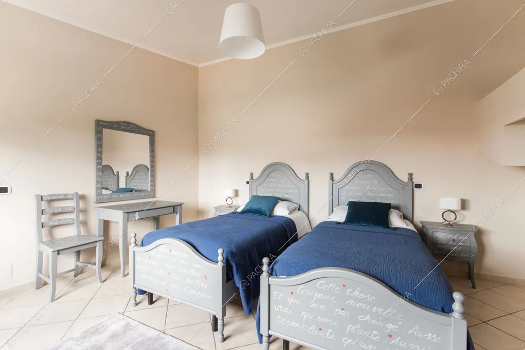 Camera da letto della villa Agnocasto, location in stile moderno a Roma