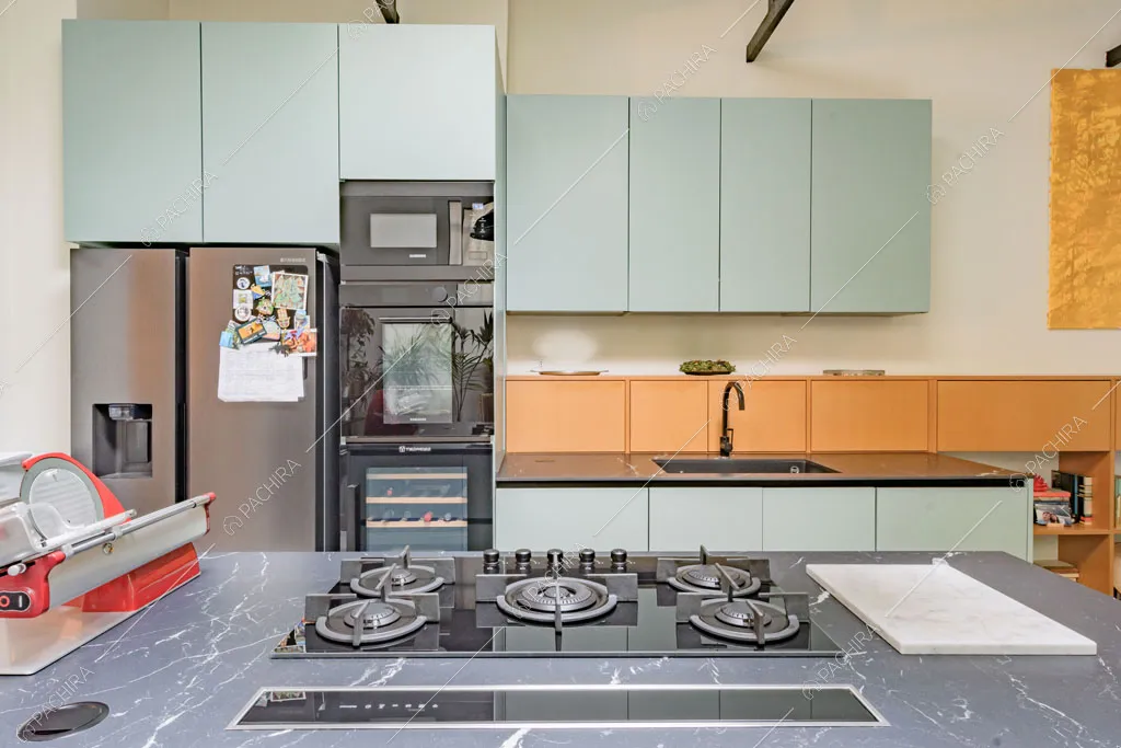 Cucina a isola del loft Unakite, location in stile moderno a Milano