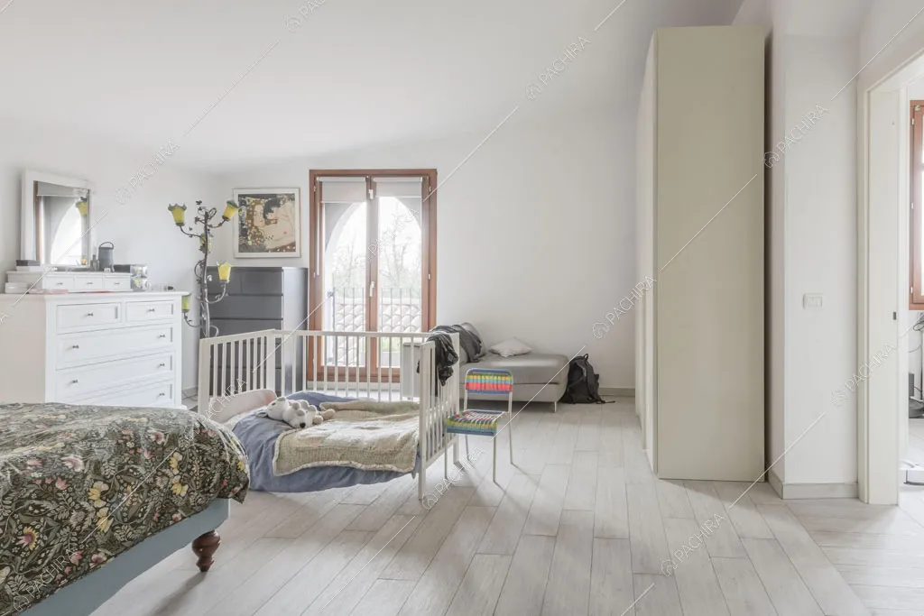 Porte-finestre nella camera da letto del loft Ostro, location in stile contemporaneo a Milano